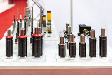Enjeksiyon için çeşitli tipte ve boyutta nitrojen gazı yaylı şok emici. Plastik kalıplar ve ölenler. Endüstriyel kalıplar veya makineler.