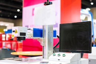 mektup yazmak için fiber lazer işaretleme veya oyma makinesi veya çeşitli grafik resim sembolü vb. monitör ekranlı iş veya endüstriyel