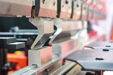 Endüstriyel tabakada oluşacak metal tabakalar için yüksek hassasiyetli cnc hidrolik bükme makinesi yüzünden üst katman bükme bıçağını kapat ya da yumrukla ve öl