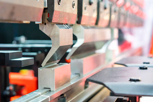 Закрыть верхний ход изгиб лезвия или пунш и исправить умереть автоматической и высокой точности cnc гидравлический пресс гибки машины для формирования листа металла в промышленности