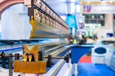 Endüstriyel tabakada oluşacak metal tabakalar için yüksek hassasiyetli cnc hidrolik bükme makinesi yüzünden üst katman bükme bıçağını kapat ya da yumrukla ve öl