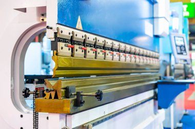 Endüstriyel tabakada oluşacak metal tabakalar için yüksek hassasiyetli cnc hidrolik bükme makinesi yüzünden üst katman bükme bıçağını kapat ya da yumrukla ve öl