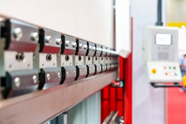 Endüstriyel tabakada oluşacak metal tabakalar için yüksek hassasiyetli cnc hidrolik bükme makinesinin üst hareket bükme bıçağını veya yumruğunu kapat
