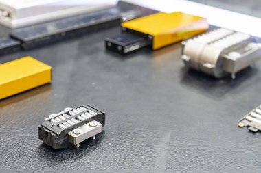 Masada yüksek yük performansı ve katılık doğruluk konumu hareketi için çift tekerlekli sıkıştırma doğrusal rehberi