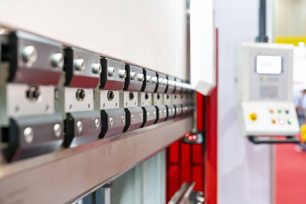 Закрыть верхний ход гибки лезвия или пунш автоматической и высокой точности cnc гидравлический пресс гибки машины для формования листа металла в промышленности