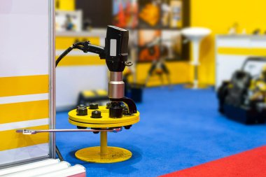 montaj sırasında dijital elektrik tork anahtarı ve kombinasyon anahtarı civata sıkma ve yerde iş parçasıyla fındık sıkma