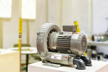 Yüksek basınçlı yarı otomatik santrifüj girdabı hava pompası veya masa üzerinde elektrikli motor olan vakum pompası