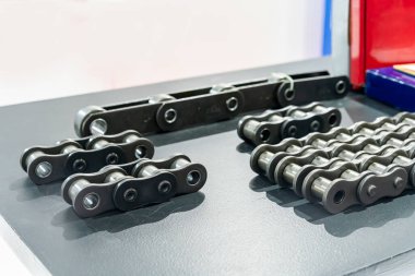 Çeşitli endüstriyel makine üretim hattı araçları ve masadaki ulaşım için metal iletim güç zinciri