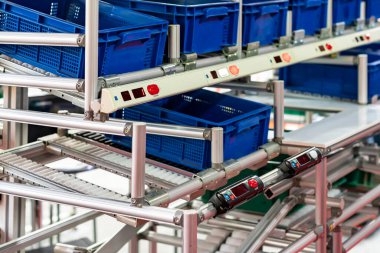 Roller rack veya alüminyum raf üzerindeki sepet veya plastik kutu konteynır yönetim denetimi için elektronik ekran akıllı modül sistemi veya nicelik ve veri bilgisi gibi işletim stokları vsel