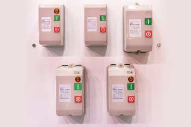 D.O.L motor başlatıcı ya da doğrudan başlatıcıda tam voltaj başlatılıyor endüstriyel makinenin motoruna elektrik sağlamak için.