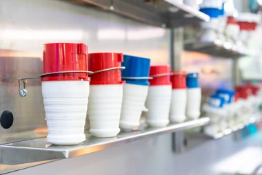 endüstriyel raflardaki elektrik yüksek voltajı için çeşitli renklerde kırmızı mavi elektrikli makine güç dolgu bağlantıları