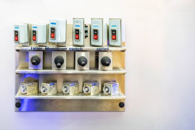 Düğmeye bas ve mono seviye anahtarı ile sistem elektrik kontrol sistemi zamanlayıcısı raftaki endüstriyel üretim makinesi için