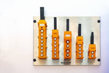 Endüstriyel çalışmalarda yukarı ve aşağı kontrol yönü için çeşitli boyutlarda sarı renkli elektrikli uzaktan kumanda düğmesi veya vinç yukarı ve aşağı hareket