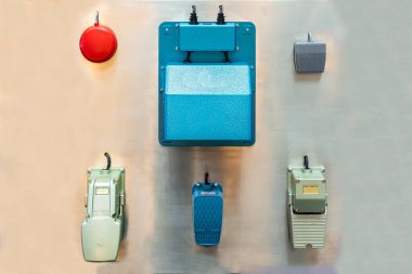 Başlangıç duruşu için çeşitli ayak değiştirme ekipmanları ya da endüstriyel elektrikli araç veya makine kontrol