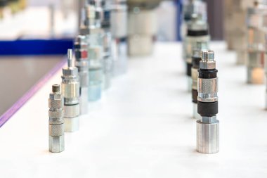 Endüstriyel pnömatik sistemin hava ya da sıvı transferi için çeşitli türde yüksek basınçlı metal hortum hızlı bağlayıcı ve soket konnektörü
