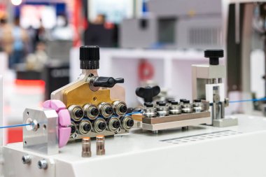 Elektrik ve elektronik endüstrisi için otomatik elektrik kablosu kesme ve kesme makinesinden oluşan metal paten kılavuzu besleme cihazı