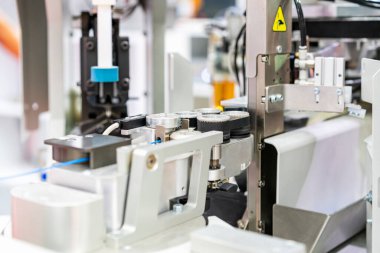 Elektrik ve elektronik endüstrisi için otomatik elektrik kablosu kesme ve kesme makinesinin giriş kılavuzu çubuğunu ve kemer sürücüsü bileşeni modülünü kapat