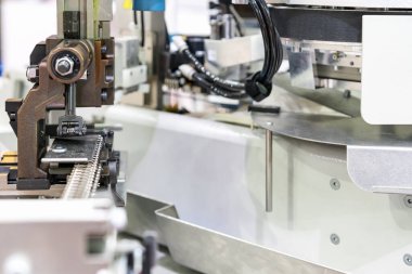 Terminal ya da konnektörü elektrik teli ile birleştirmek için otomatik ve yüksek hızlı elektrik kablosu soyma ve kıstırma makinesinin modül bileşeni