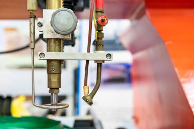 Üretim işlemi için yüksek duyarlı cnc gaz plazma kesme makinesinin nozül başını kapat endüstriyel çalışmada metal levha boru tüp delme vb.