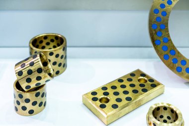 çeşitli tip alaşımlı bakır ya da pirinç yağsız ya da yağsız çalılar ve katı kayganlaştırıcı küf ya da metal damgalama donanımları masa üzerinde endüstriyel ölüm sistemi