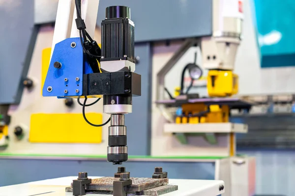 Doğruluk için servo motor ve collet kapatın evrensel yüksek hızlı elektrikli vida vida makinası esnek kol delme iplik makinesi ve tablo üzerinde çalışma parçası