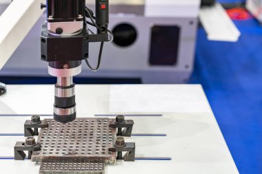 Collet chuck ve servo motor doğruluk evrensel yüksek hız elektrikli vida vida esnek kol delme dikiş makinesi ve masa üzerinde çalışma parçası kapatın