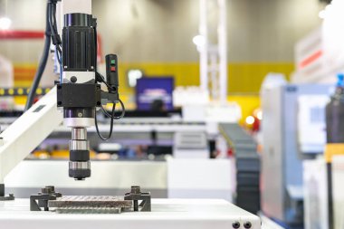 Collet chuck ve servo motor doğruluk evrensel yüksek hız elektrikli vida vida esnek kol delme dikiş makinesi ve masa üzerinde çalışma parçası kapatın