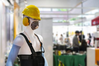 Manikin model operatörü, kask güvenlik maskesi, kol bandı, kulaklık, destek kemeri gibi endüstriyel güvenlik ekipmanları takıyor..