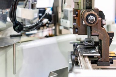 Terminal ya da konnektörü elektrik teli ile birleştirmek için otomatik ve yüksek hızlı elektrik kablosu soyma ve kıstırma makinesinin modül bileşeni