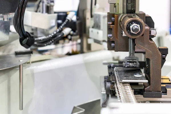 Terminal ya da konnektörü elektrik teli ile birleştirmek için otomatik ve yüksek hızlı elektrik kablosu soyma ve kıstırma makinesinin modül bileşeni