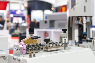 Elektrik ve elektronik endüstrisi için otomatik elektrik kablosu kesme ve kesme makinesinin metal paten kılavuzu besleme modülü aygıtı