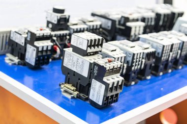 Birçok ve çeşitli kontak ve manyetik anahtar ve aşırı yükleme rölesi kontrol elektrikli ekipman motor veya endüstriyel makine