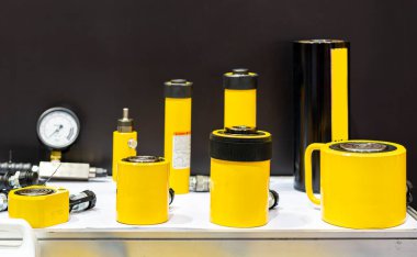 sanayide ağır eşya ya da nesne kaldırmak için çeşitli büyüklükte ve tipte hidrolik silindir kriko ve aksesuarları