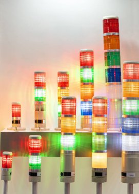 Sanayide makine ya da üretim hattı üretim hatasının durumunu belirtmek için elektrik yönlendirmeli lamba lambası ışığı