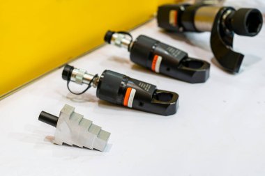 Endüstriyel ve diğer hidrolik enstrümanların ağır yükünü kaldırmak için hidrolik ayırıcı takozdan oluşan metal basamaklı güvenlik önleyici ekipmanı