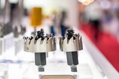 Yüksek hızlı çelik delik, endüstriyel metal üretiminde ince metal levha delmek için altıgen saplı sürücü gördü.