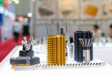 Çeşitli tipte yüksek hız dişlileri zıplayarak uzay araçlarını ve koni ya da dovetail kesiciyi endüstriyel üretim süreci metal işleri için kesiyor