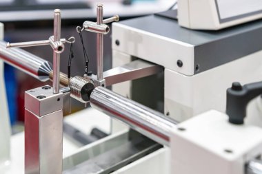 Büyük ve küçük çaplı teftiş sırasında endüstriyel laboratuvar için hassas yüzen taşıma çapı ölçüm makinesi ile paralel olarak metal vida iplik dolgusu veya iş parçası