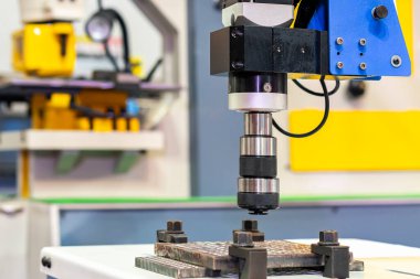 Doğruluk için servo motor ve collet kapatın evrensel yüksek hızlı elektrikli vida vida makinası esnek kol delme iplik makinesi ve tablo üzerinde çalışma parçası