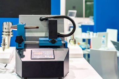 Endüstriyel endüstriyel imalatta cnc değirmenciliğin kesme aracını hazırlamak için yatay yüksek frekans indükleyici uygun makine ayarları