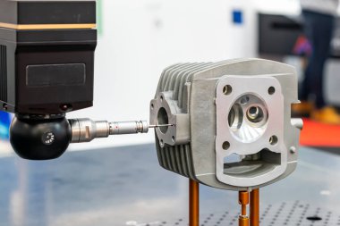 Kalite kontrol üretim sürecinde denetim otomotimindeki otomatik koordinat ölçüm makinesi (CMM) veya motosiklet endüstriyel parçası