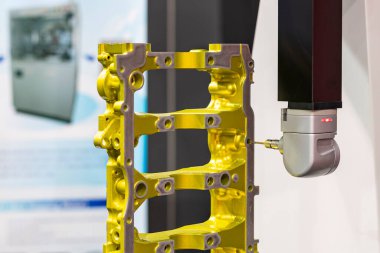 Kalite kontrol üretim sürecinde denetim otomotimindeki otomatik koordinat ölçüm makinesi (CMM) veya motosiklet endüstriyel parçası
