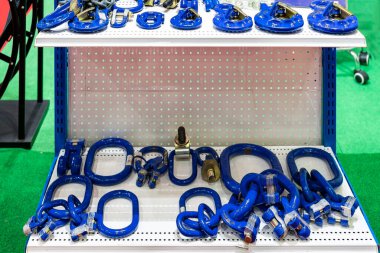 çeşitli boyutlarda metal veya çelik kaldırma kanca zinciri ve aksesuar zinciri ile ana halka vida raptiye çekiç kilidi konnektörü endüstriyel bir yerde veya rafta depo vinç için