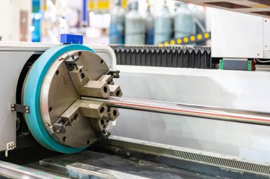Endüstriyel üretim sürecinde cnc lazer veya plazma kesme makinesinin Milli döner chuck klempleme üzerine kurulmuş metal boru veya iş parçası