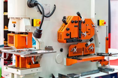 Hidrolik yumruk ve kesme makinesi boru açılı bükme kare bar u kanalı gibi çeşitli şekillerde metalleri kesmek için. endüstriyel üretim sürecinin