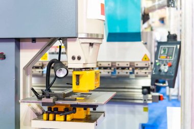 endüstriyel üretim aşamasında kesme kesme kesme delme yumruk veya metal levha delme oluşturmak için yarı otomatik makine üzerinde ölçeklendirme veya makas