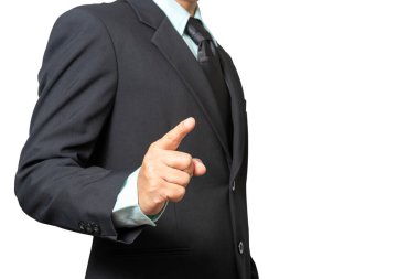 Takım elbiseli bir iş adamı beyaz arkaplanda kırpma yolu ile izole edilmiş ileri işaret parmağı takıyor (parmak odak seçin)