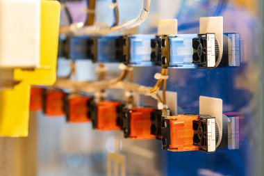 Üretim aşamasında elektrik tedarik hattı veya makine için çeşitli renk sinyal lambası göstergesi ve elektrik güç kontrol dolabına (arka görünüm) düğme anahtarı yükle