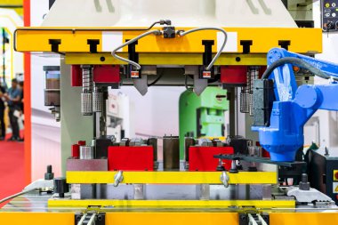 Otomatik hidrolik baskı makinası ve kalıba bas ya da robot kolu ve vakum kabıyla öl. Üretim sürecinde metal levha oluşumu için.