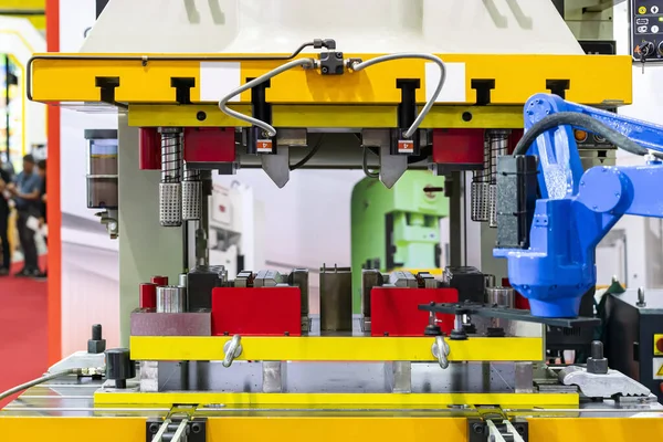 Otomatik hidrolik baskı makinası ve kalıba bas ya da robot kolu ve vakum kabıyla öl. Üretim sürecinde metal levha oluşumu için.